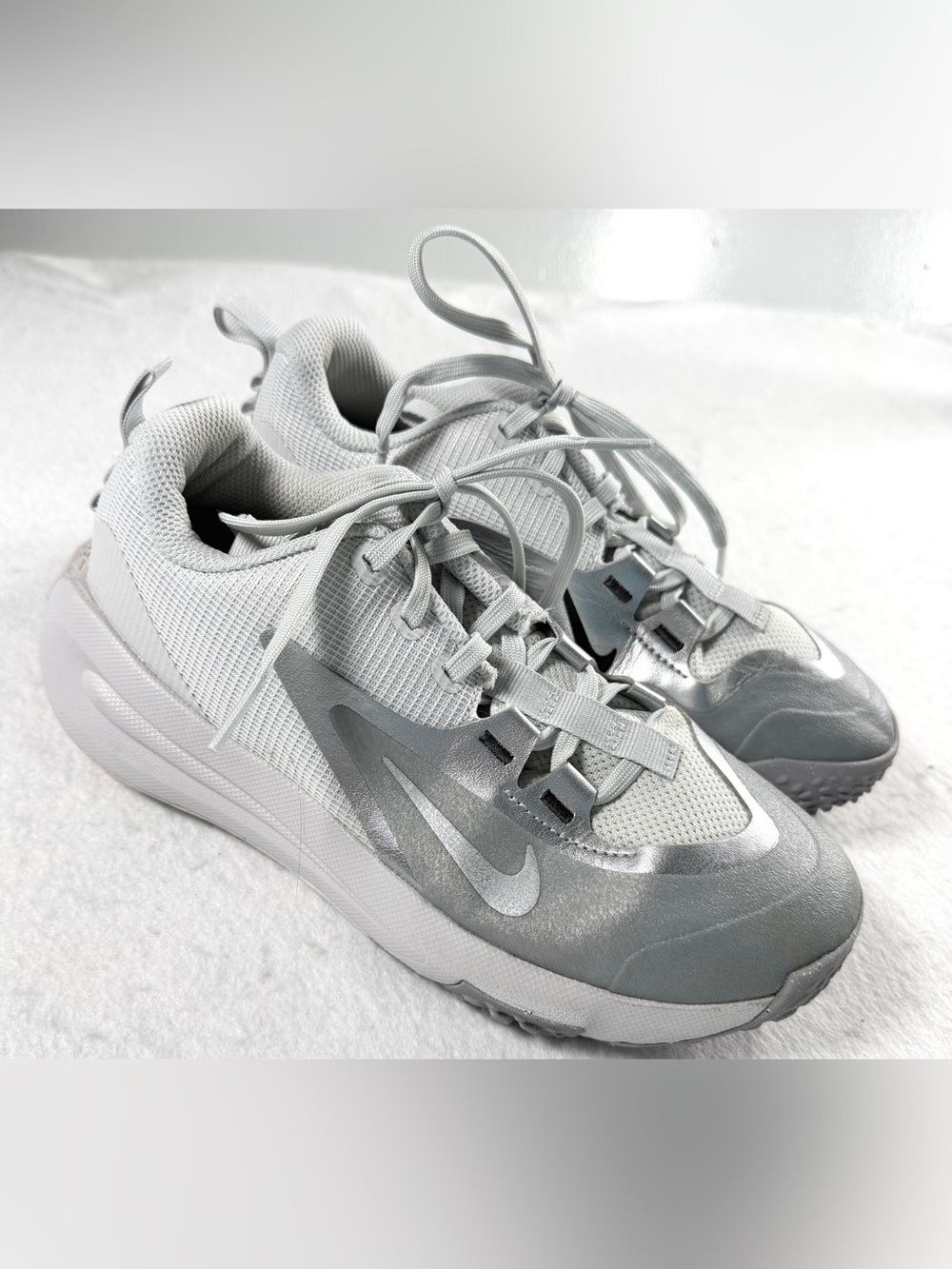 Nike Cross Turf EasyOn Youth 4.5Y White Silver Athletic Sneakers Softball EUC